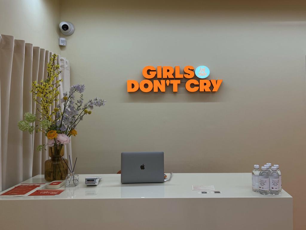 Girls Don't Cry, интерьер