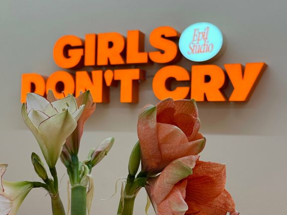 Girls Don't Cry, интерьер