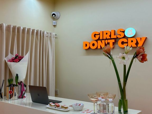 Girls Don't Cry, интерьер