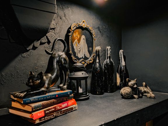 Hair Witches, интерьер
