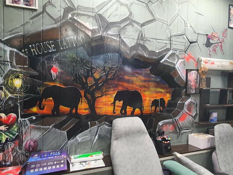 House Tattoo, интерьер