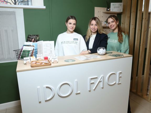 Idol Face, интерьер