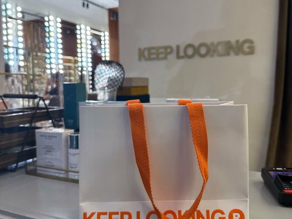 Keep Looking, интерьер
