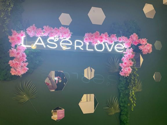 Laser Love, интерьер
