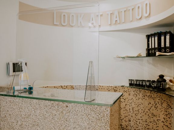 Look At Tattoo, интерьер