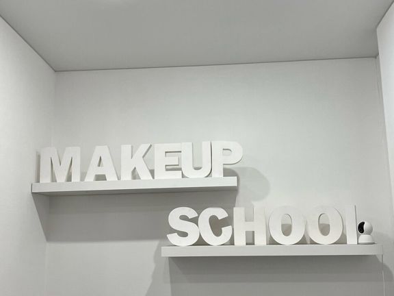 Make-up School, интерьер