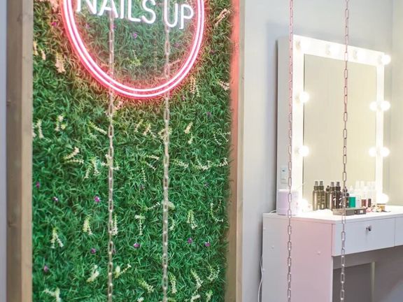 Nails Up, интерьер