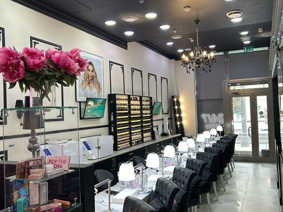 Nails, интерьер
