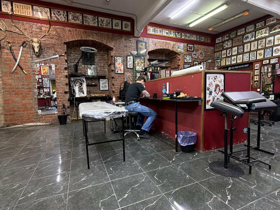 Old tiger tattoo, интерьер
