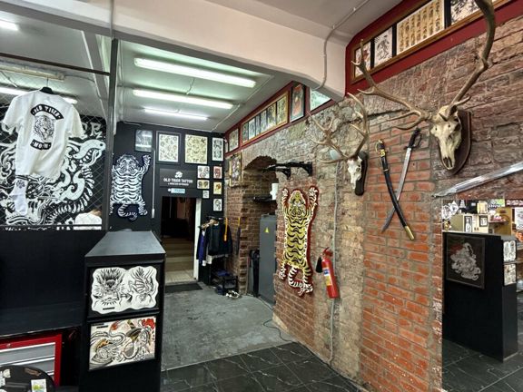 Old tiger tattoo, интерьер