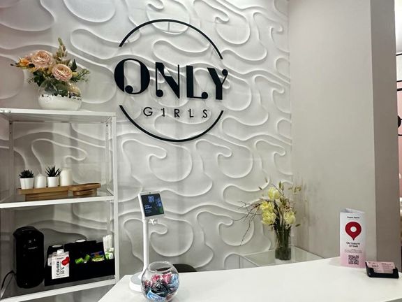 Only Girls, интерьер