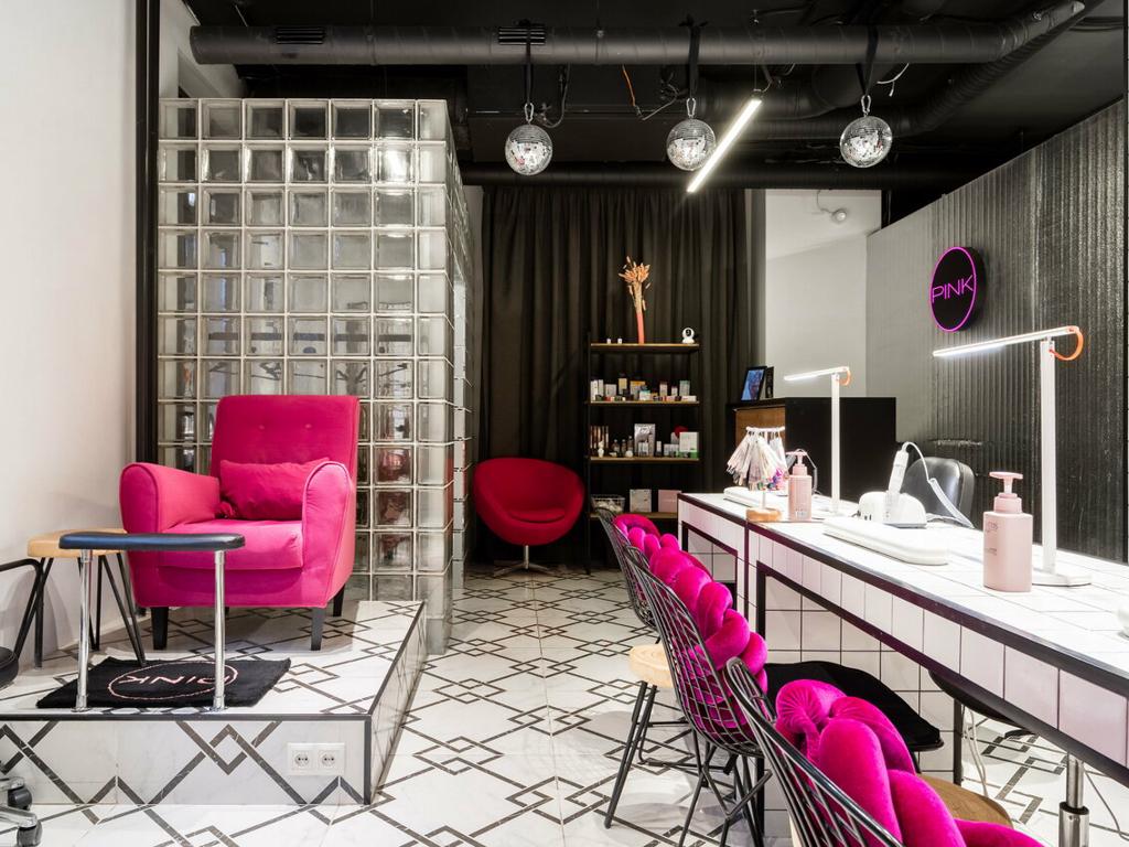 Pink, интерьер
