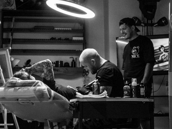 Pitbull-tattoo, интерьер