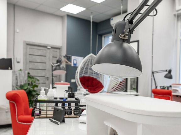 Red Nails, интерьер