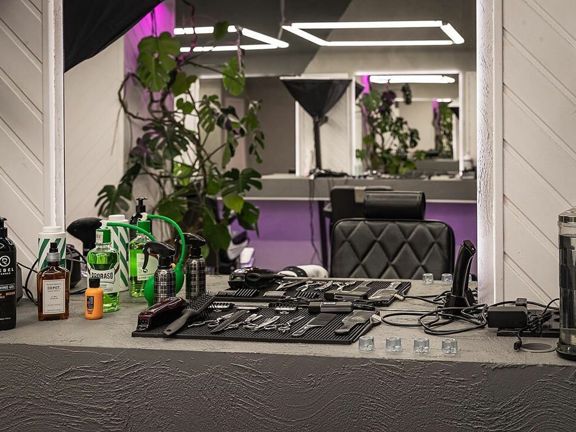 Roots men's cut, интерьер