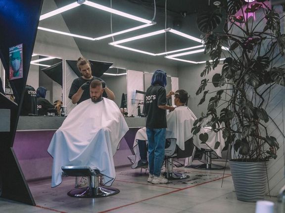 Roots men's cut, интерьер