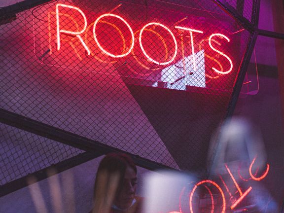 Roots men's cut, интерьер