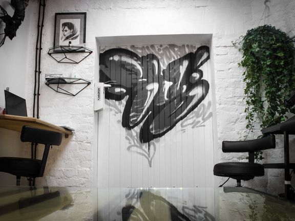 Roy Tattoo, интерьер