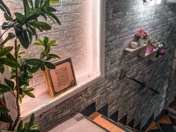 S. K. Mimi, интерьер