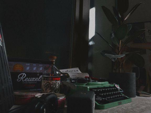 Саботаж, интерьер