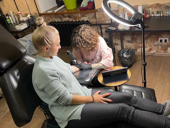Sorry Mom Tattoo, интерьер