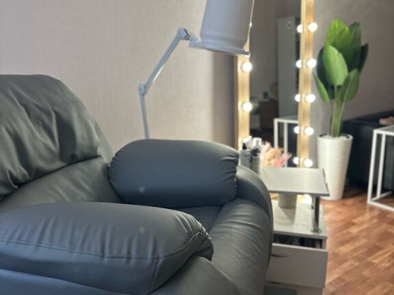 Step. Nails, интерьер