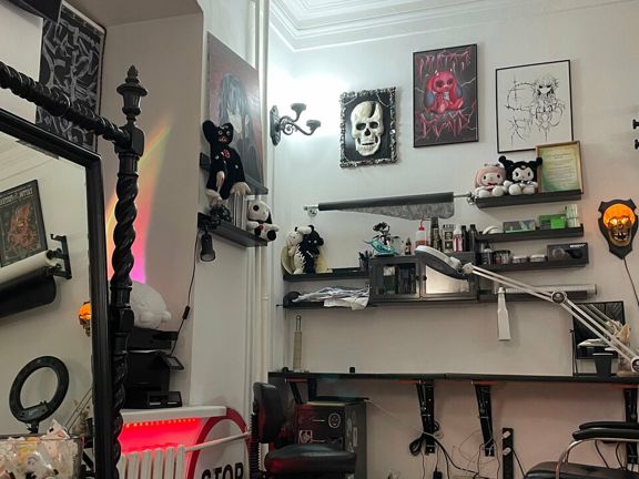 Tattoo Body Parts, интерьер