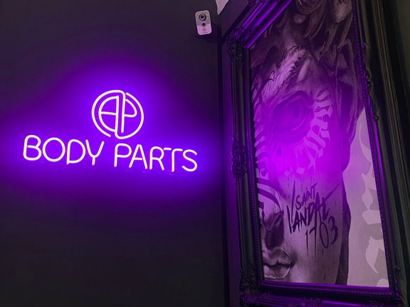 Tattoo Body Parts, интерьер