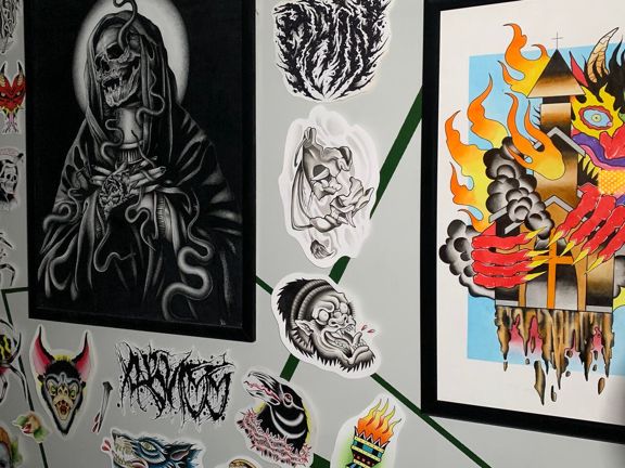 Tattooed, интерьер