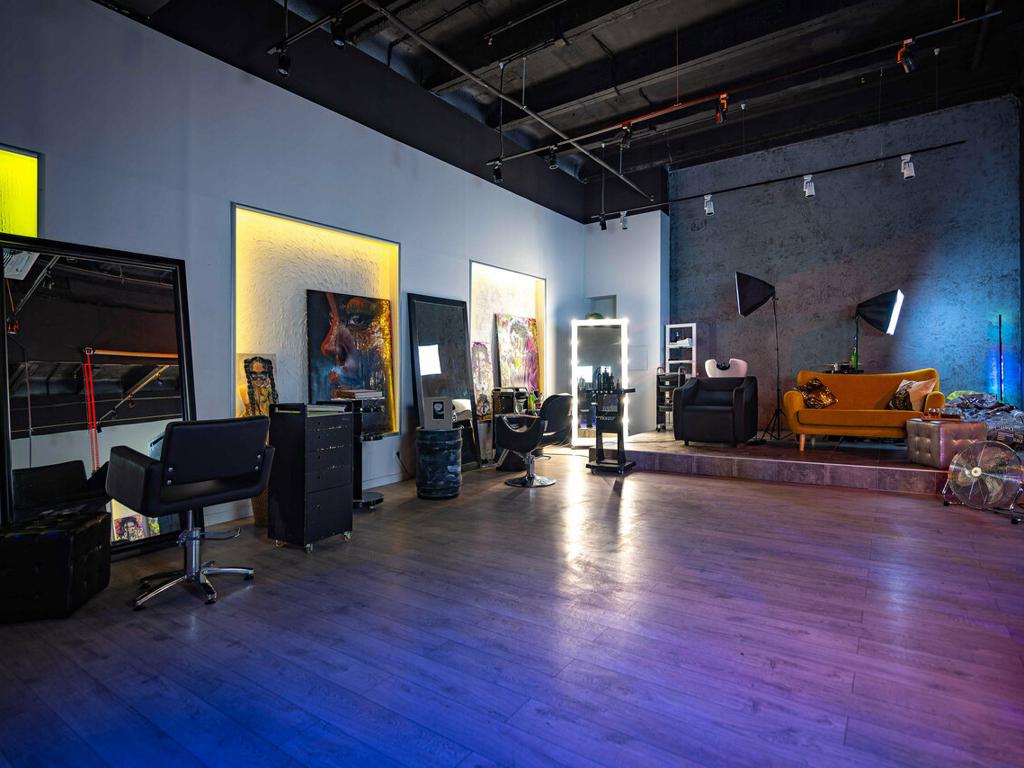 The Salon, интерьер