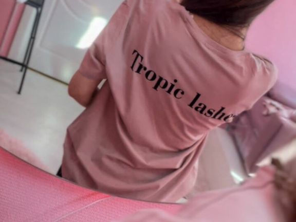 Tropic Lashes, интерьер
