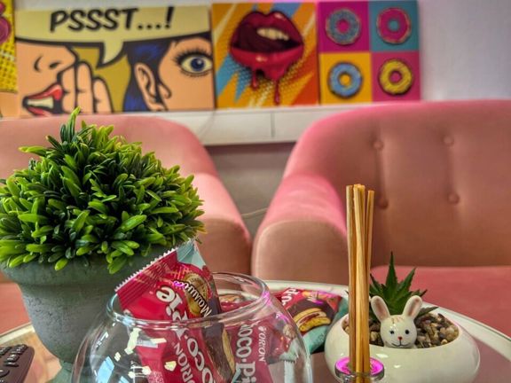 Tropic Lashes, интерьер