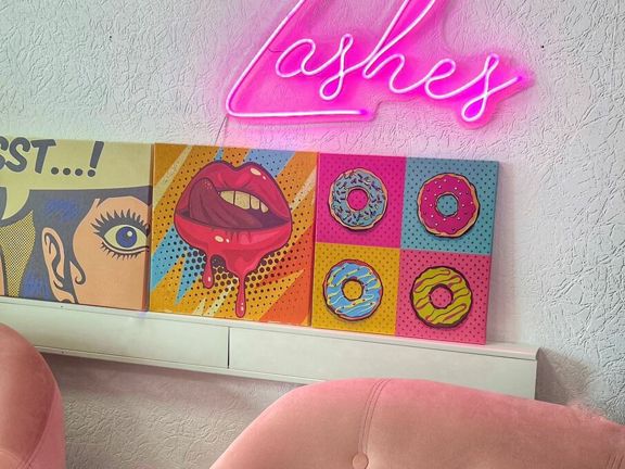 Tropic Lashes, интерьер