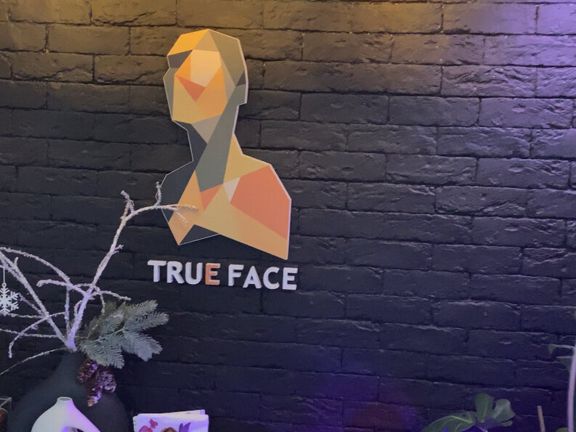 True Face, интерьер