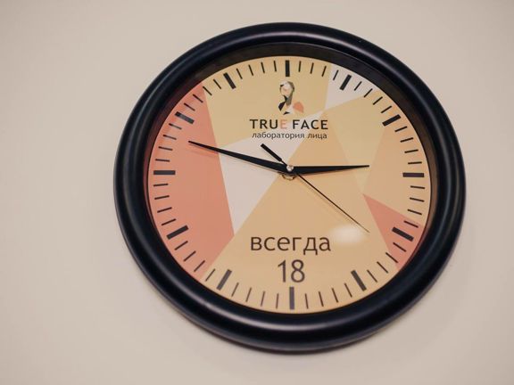 True Face, интерьер