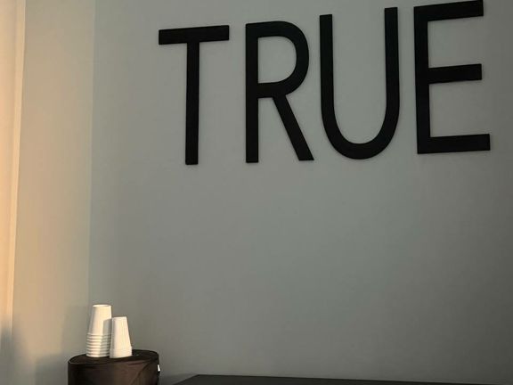 True makeup school, интерьер