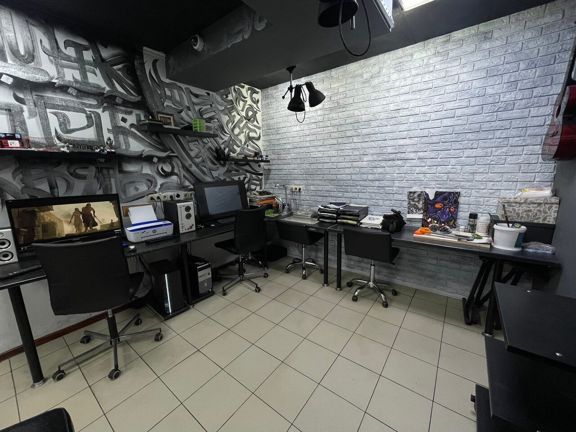 Видное тату, интерьер