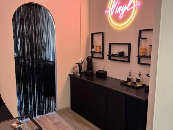 Vinylnailclub, интерьер