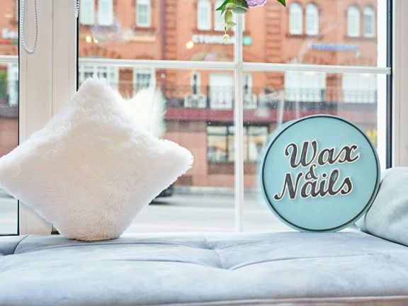Wax and nails, интерьер