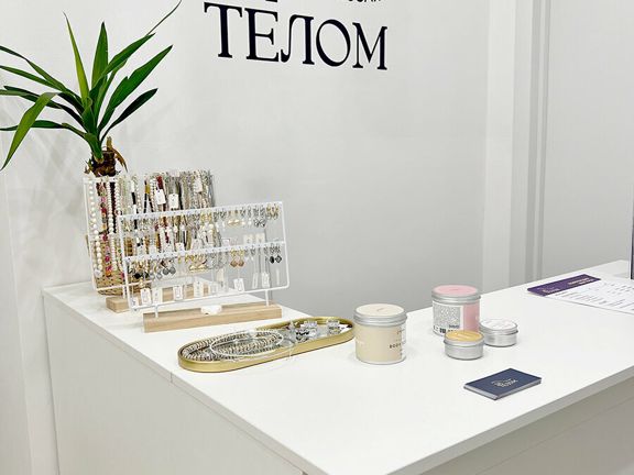 За Телом, интерьер