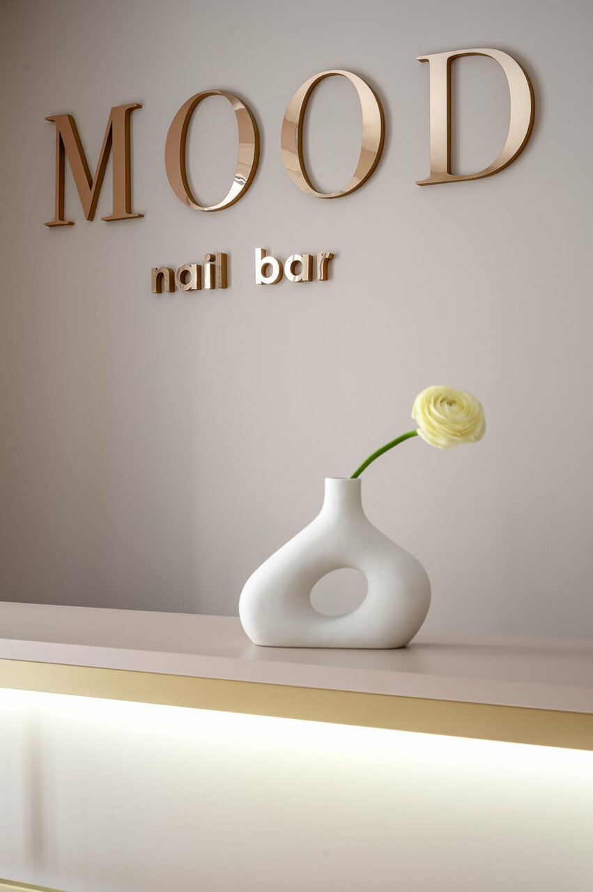 Mood nail bar