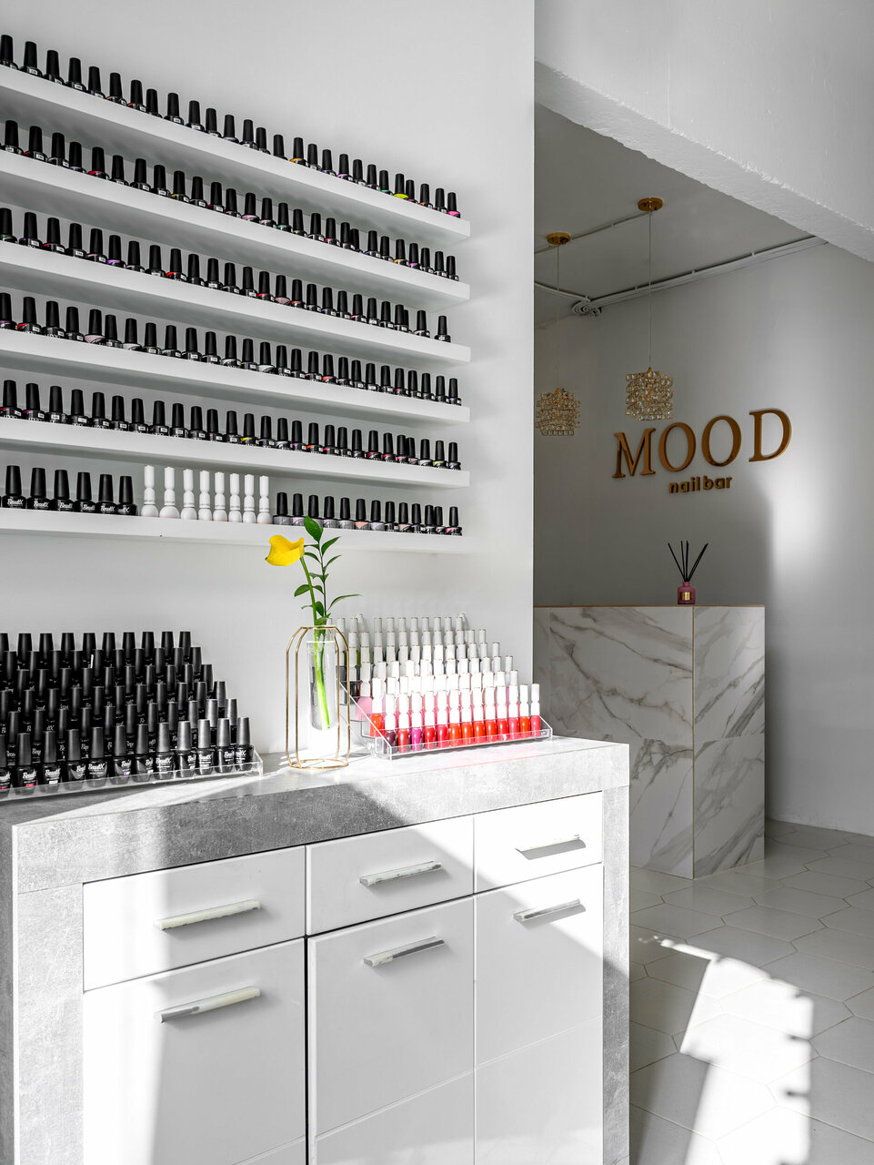 Mood nail bar