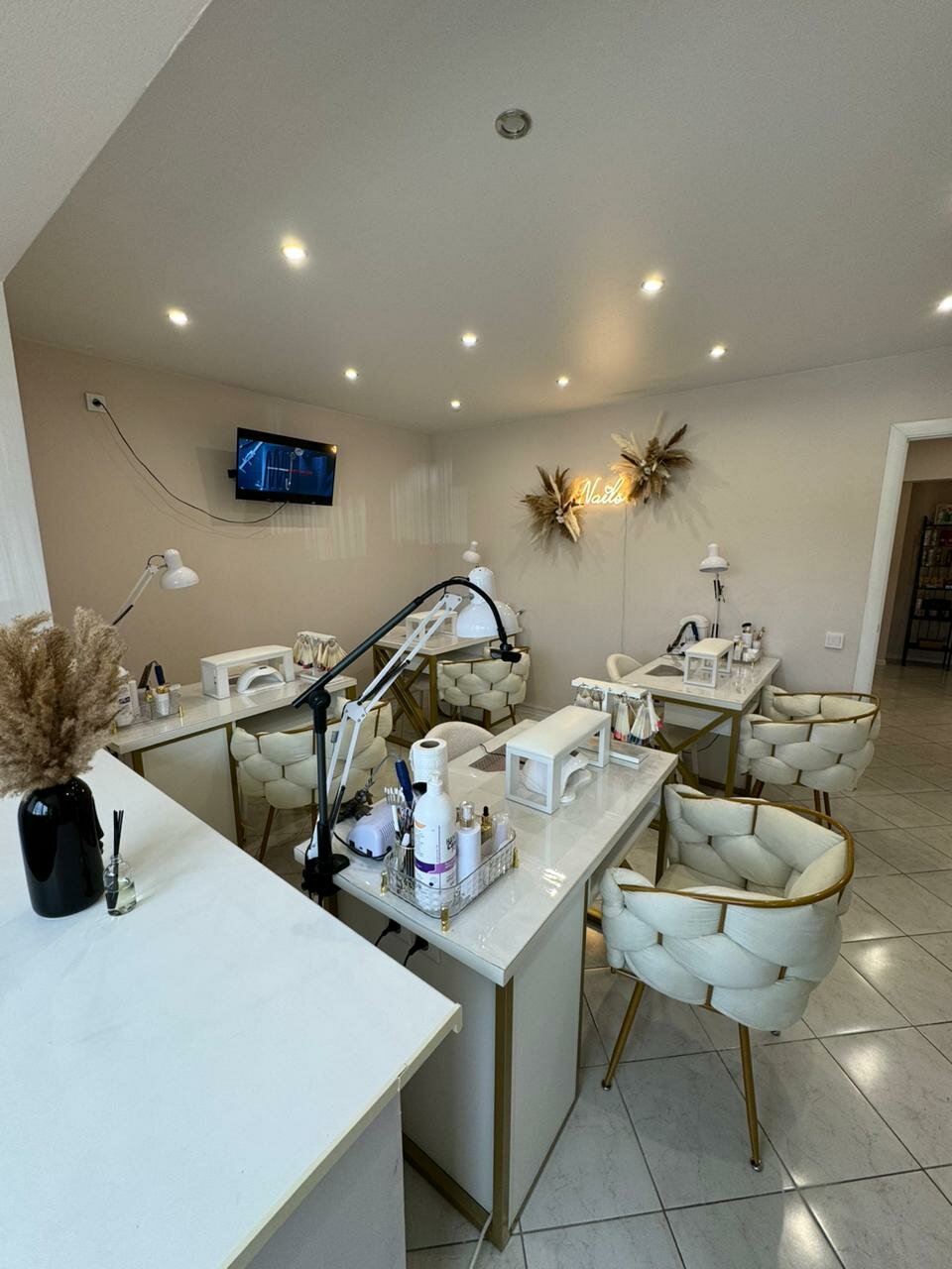 Mia-Beauty Bar